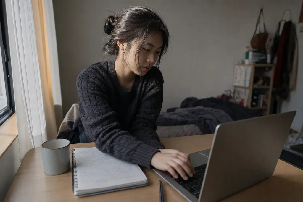 코드 편집 화면과 그 코드로 실행된 웹 화면이 나란히 놓인 작업 환경